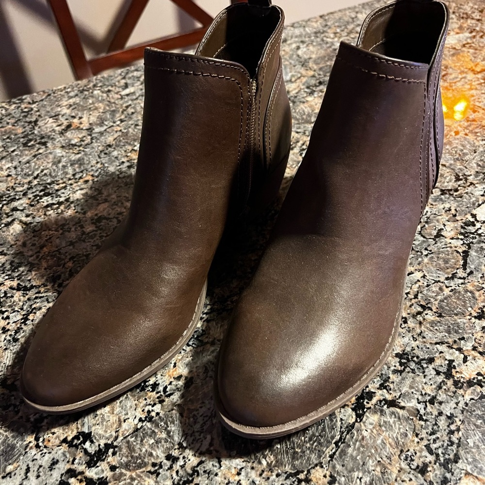 MOVING SALE:Guess ankle boots